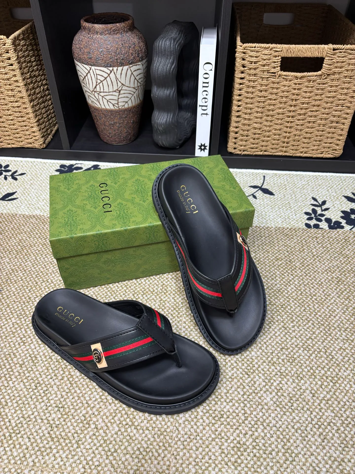 Factory 💰 300 yuan Gucci slippers] high-end men's shoes brand official website 1:1 latest masterpiece: original mold customization, the fabric is made of imported original materials, upgraded outsole, lighter and non-slip. The market's top quality, simple yet tasteful, a must-have for fashionistas, fashionable at your feet, full of confidence, the same style at the counter 👍The season of summer slippers is here. Code: 38-45 (45 customized)